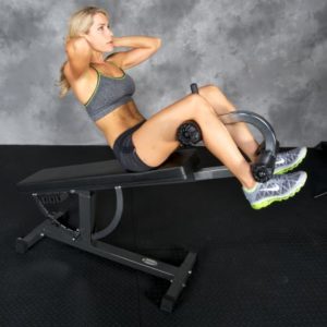 Kvinna tränar med crunch tillbehör på Super Bench Träningsbänk
